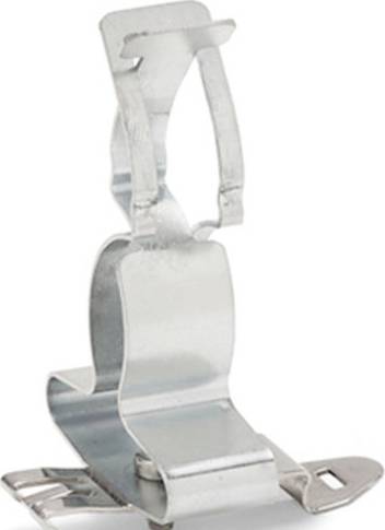 Metallklämma, silver, för fästning av objekt, fristående på vit bakgrund.