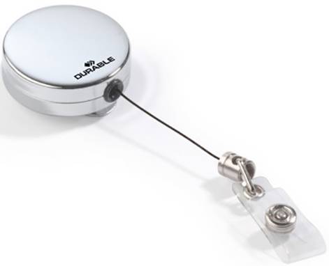 Silvermetallic ID-hållare med upprullningsmekanism, avbildad med en metallklämma som är fäst vid ett genomskinligt band.