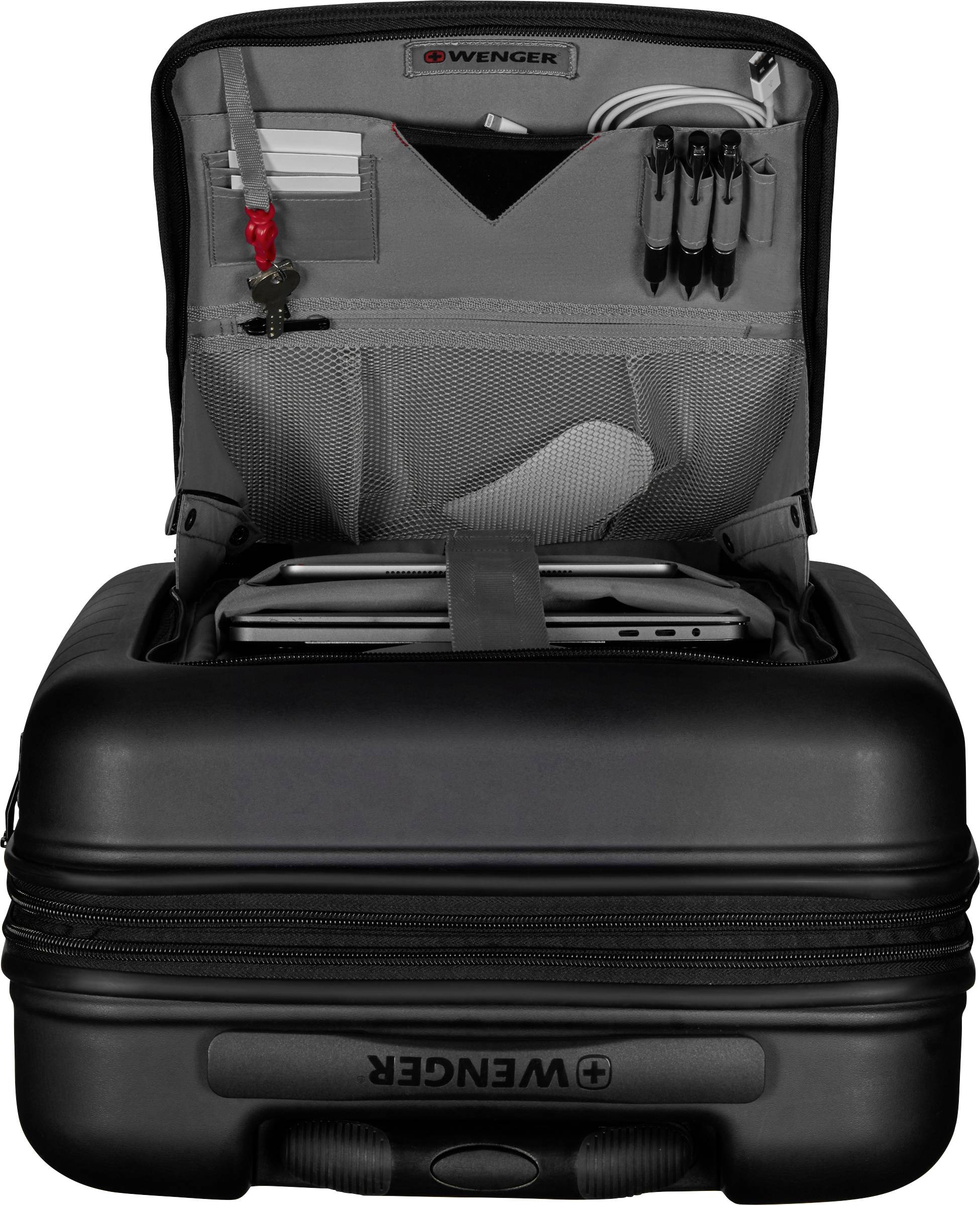 Öppnad svart resväska med fack och organiserat invändigt. Innehåller en bärbar dator, kablar och pennor.