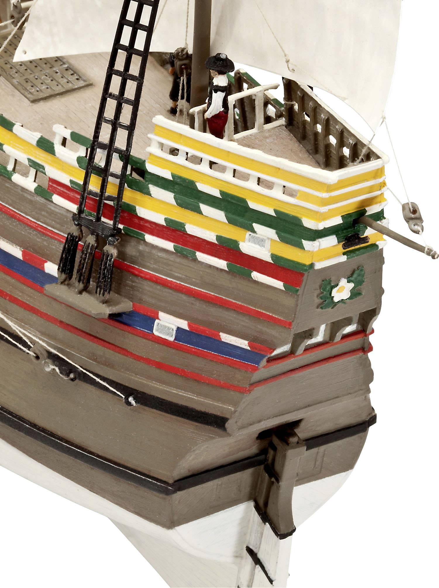 Modell av ett historiskt segelfartyg med färgglada ränder. Fören visar detaljer som en galjonsfigur och rigg.
