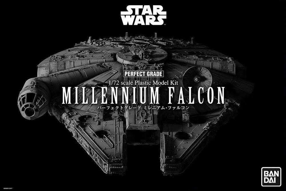Svartvitt foto av Millennium Falcon modellsats från Bandai, Star Wars-tema, 1/72 skala, framhävda detaljer och logotyp.
