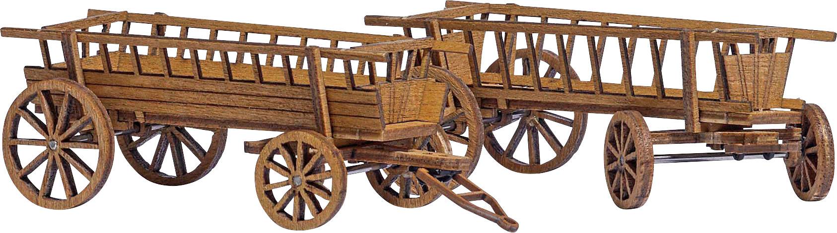 Träkärra med ekrade hjul. Rustik design, ofta använd inom jordbrukssammanhang. Två kärror placerade bredvid varandra.
