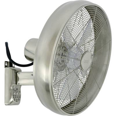 En elektrisk väggfläkt av metall, monterad på en grå vägg, med synliga rotorblad och en strömkabel.