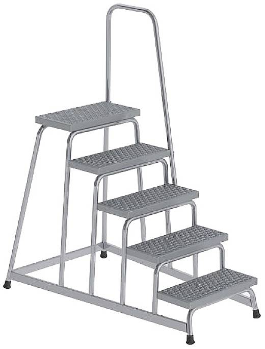 En silver, fyrstegs steglösa trappstege med räcke på höger sida. Robust konstruerad, perfekt för säker åtkomst till högre nivåer.