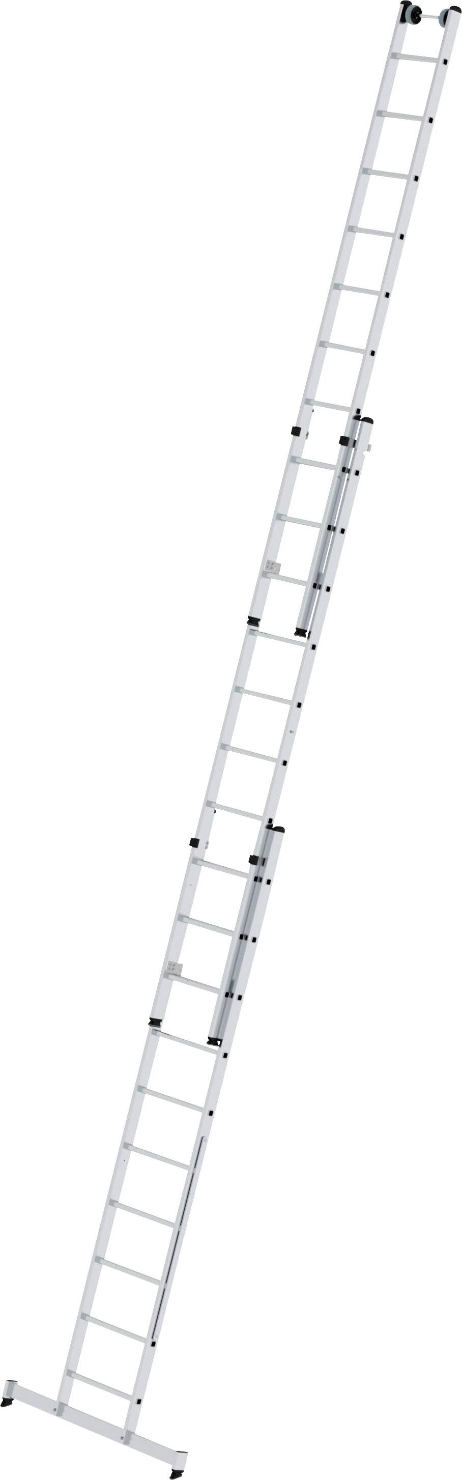 En lång, silverfärgad teleskopstege, utdragen till maximal höjd, mot en vit bakgrund.