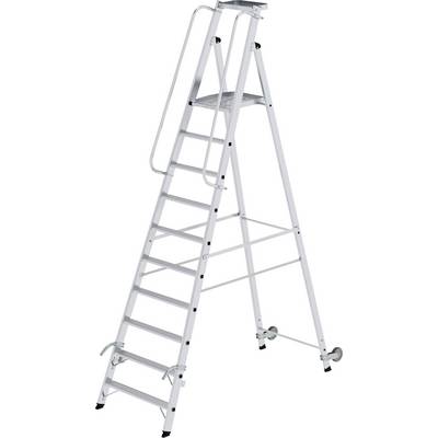 En hög, silverfärgad aluminiumstege med flera steg och två breda stabiliserande fötter. Den har ett skyddande räcke överst.