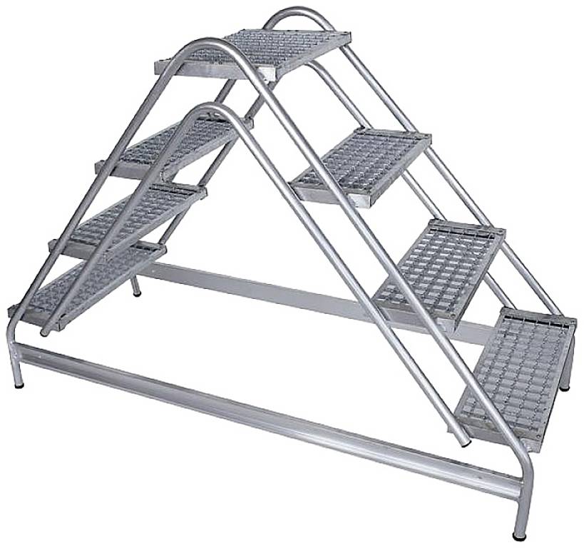 Metallstruktur med tre rader av steg, vardera med fyra steg. Strukturen har en A-formad design och står fristående.