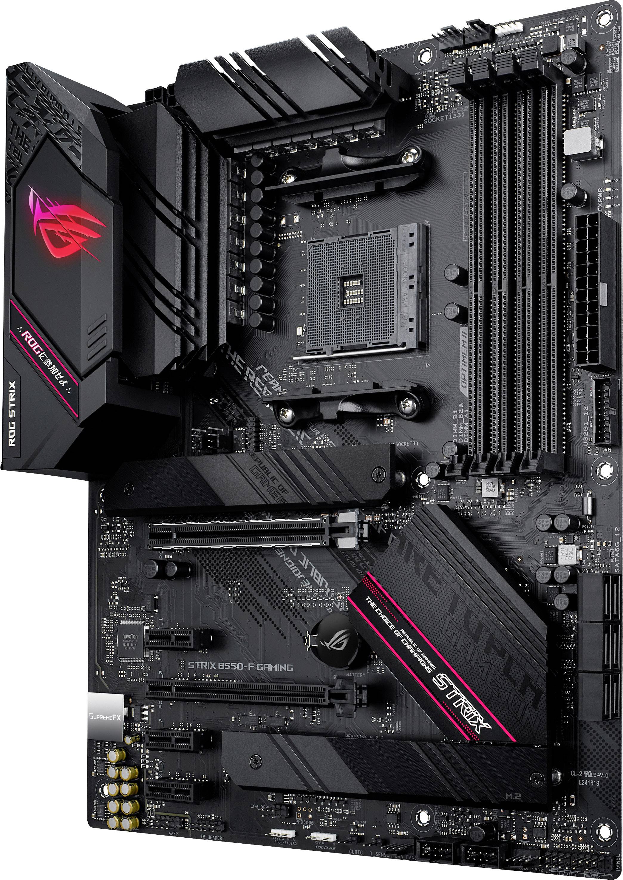 Svart spelmoderkort med markanta rosa accenter och flera RAM-platser, PCIe-kortplatser och CPU-socket.