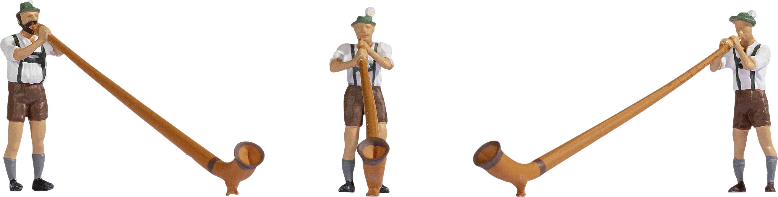Tre figurer i traditionell bayersk klädsel spelar alphorn. De bär läderhängslen och hattar och står på rad.