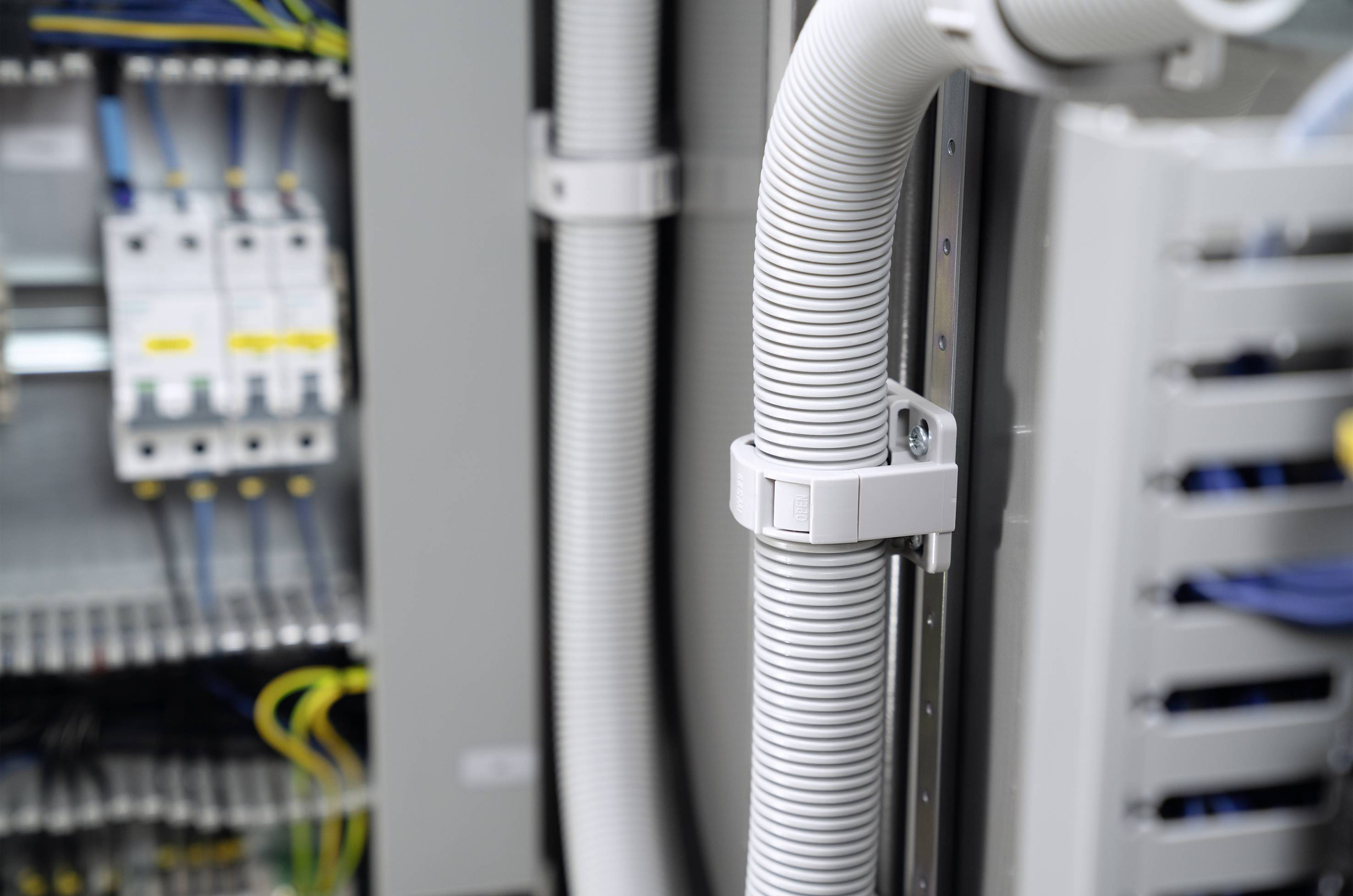 En elektriker installerar nya kablar i en fördelningsdosa.