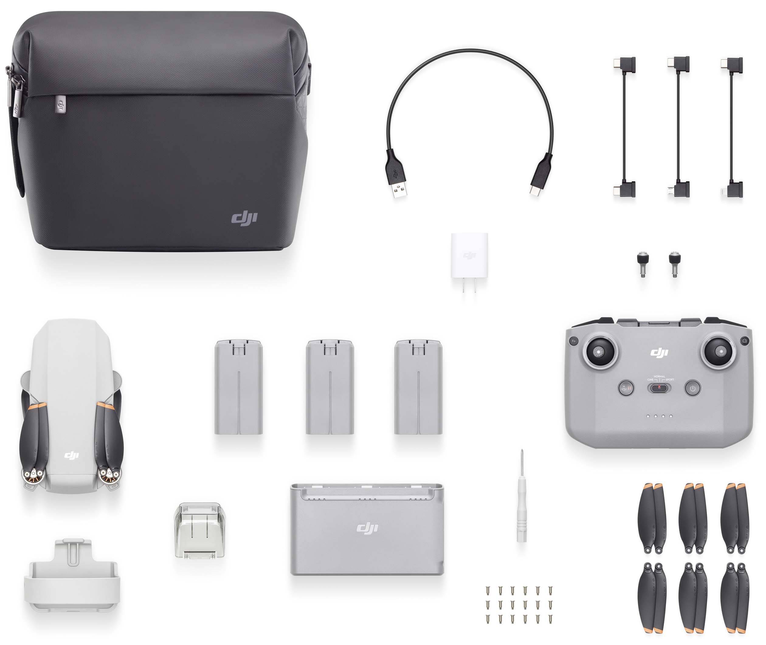 Bilden visar DJI Mini 2 Fly More Combo-set med drönare, fjärrkontroll, tre batterier, laddningsstation, väska, propellrar och tillbehör.