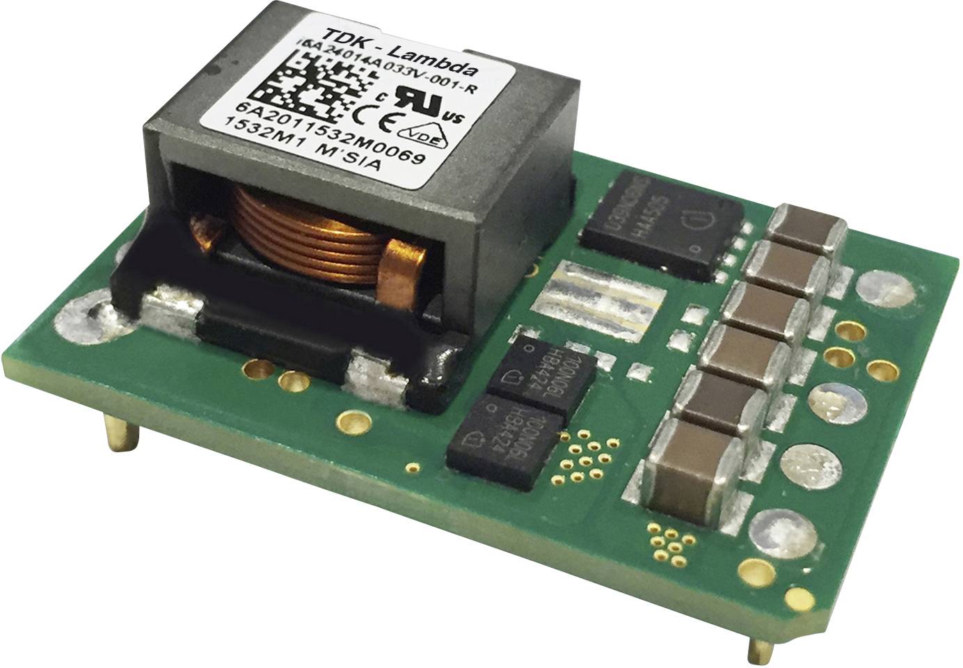 En grön elektronisk kretskort med en lödad transformator, flera kondensatorer och andra elektroniska komponenter.
