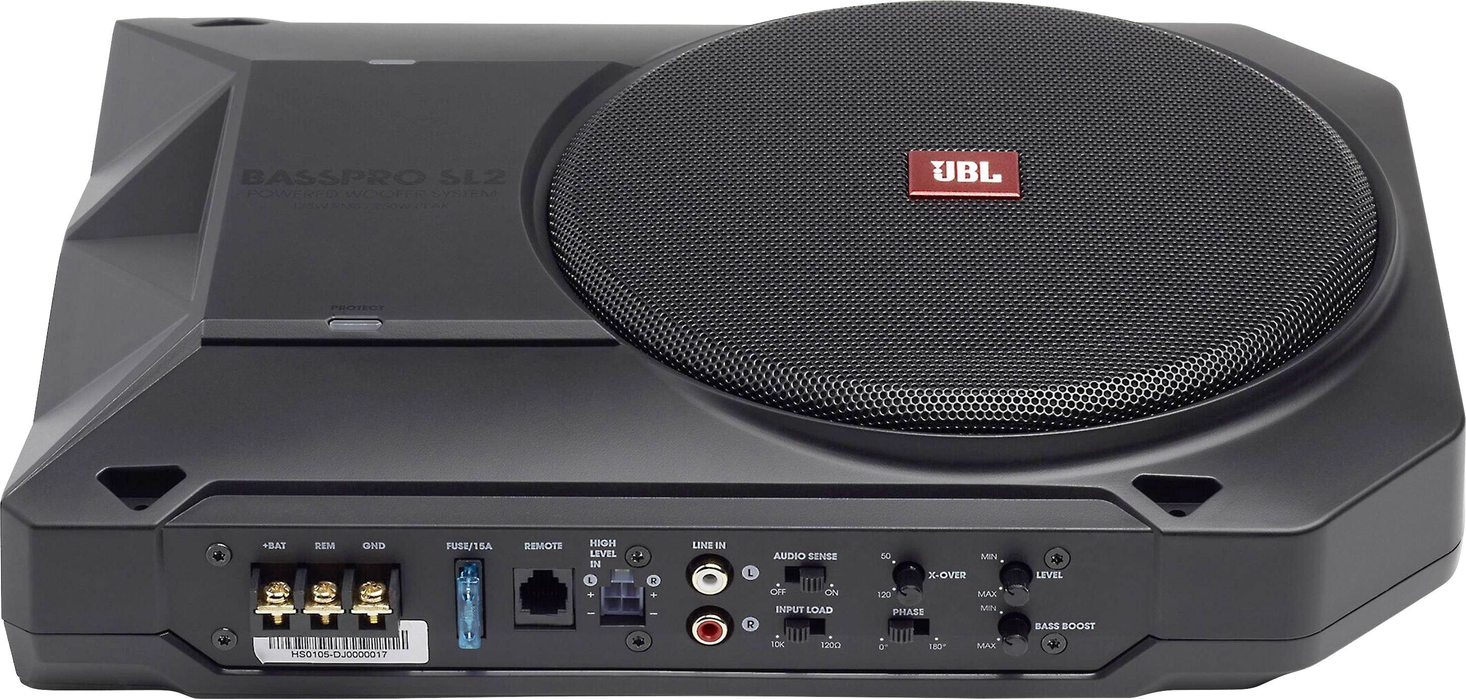 Kompakt, rektangulär subwoofer från märket JBL med kontrollreglage på framsidan för basförstärkning och ljudanslutningar.