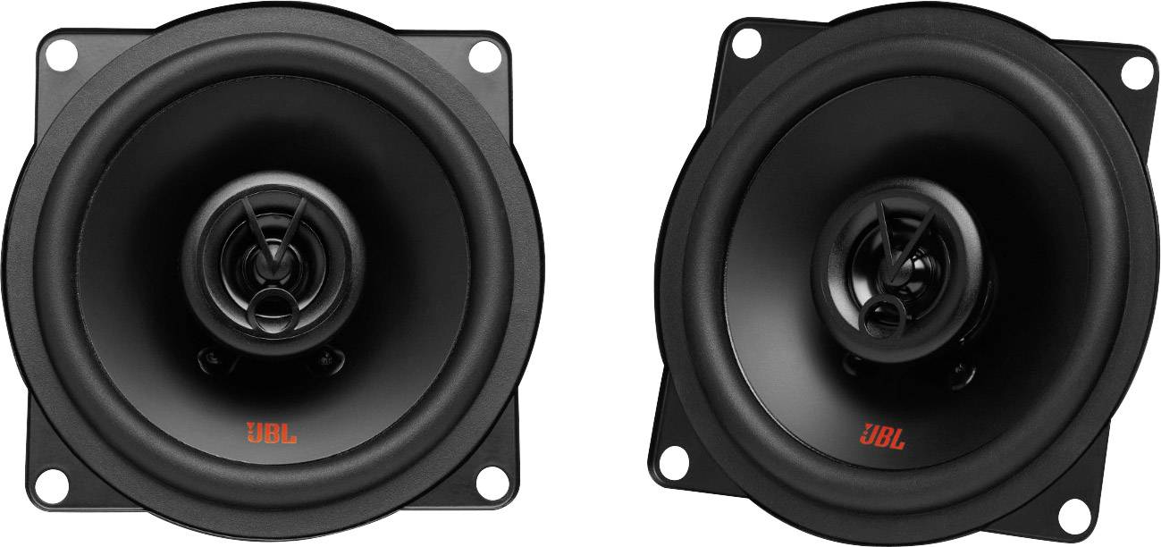 Ett par svarta JBL-högtalare med rött logo, lämpliga för bilaudiosystem, i kvadratisk form med runda membran.