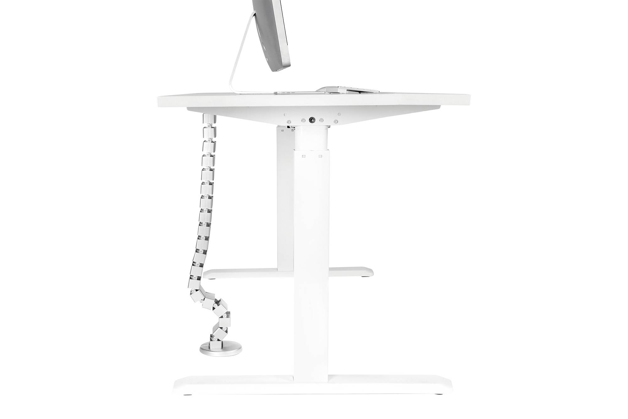Höjdjusterbart vitt skrivbord med kabelhantering, monitor placerad ovanpå. Sidovyn visar rena linjer och modern design.