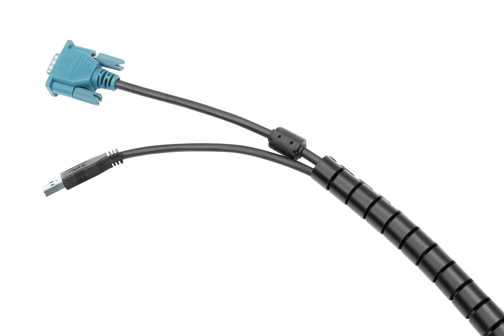 En blå seriell kabel med ett USB-ände, lindad med ett svart kabelskydd, ligger på en vit bakgrund.