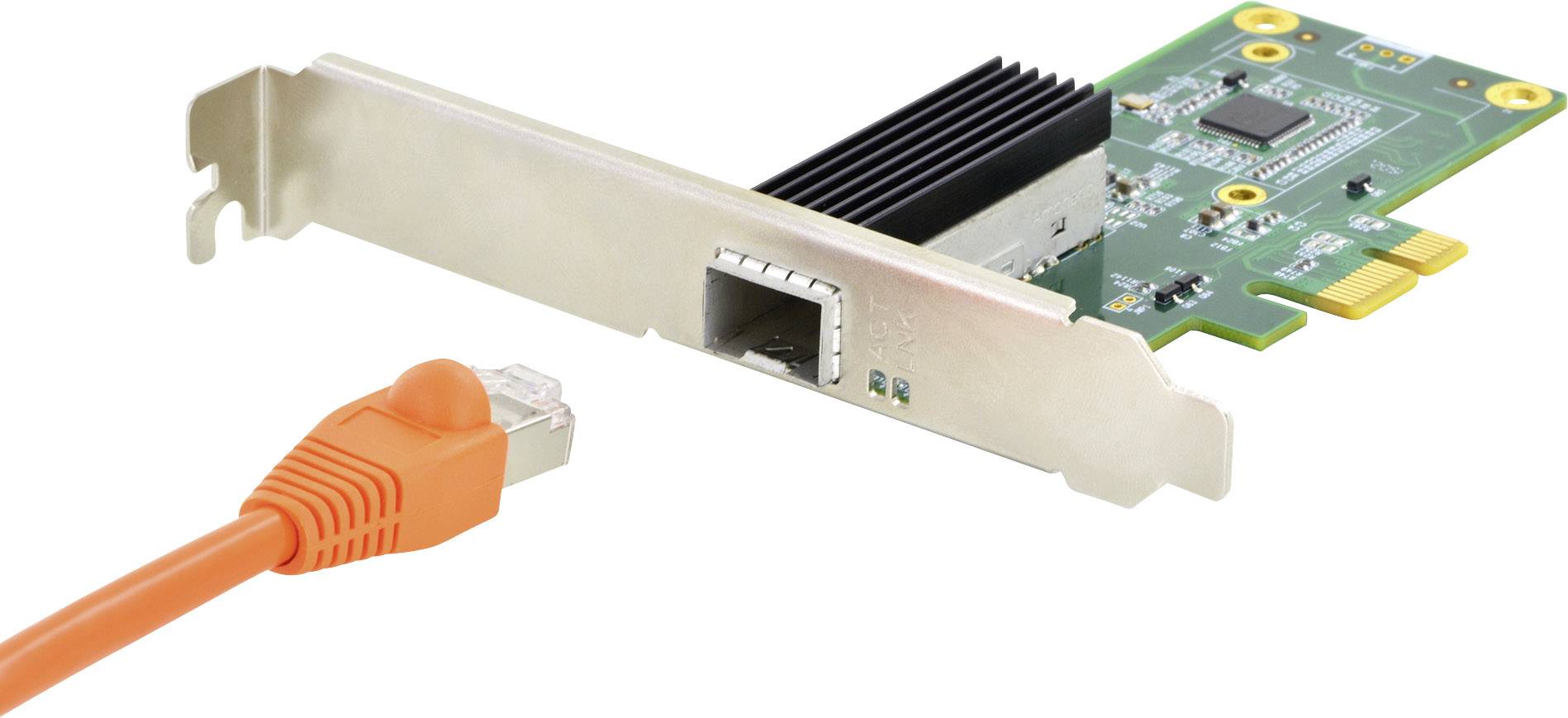 Ett grönt nätverkskort med metallhållare och en orange Ethernet-kabel som ligger på en vit yta.