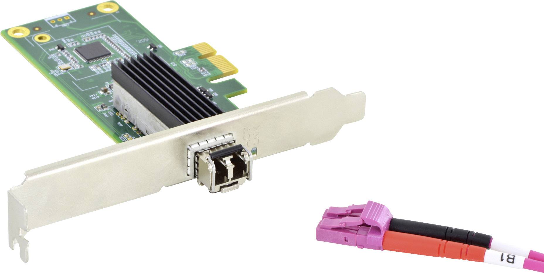 Nätverkskort med PCIe-anslutning visar en SFP+-port för fiberoptiska kablar. Bredvid kortet ligger en lila och svart fiberoptisk kabel.