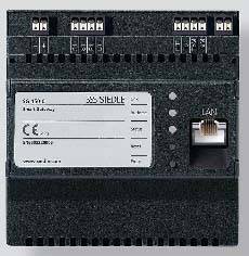 En svart elektronikmodul med märkning 'S. Siedle & Söhne' visar anslutningar och en LAN-port, sannolikt en kommunikationsenhet.
