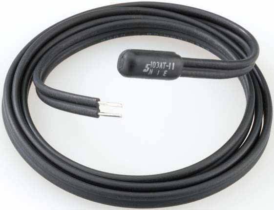 En svart kabel med en cylindrisk sensor i änden, på vilken det står '103AT-11'. Den andra änden är öppen med blottlagda trådar.