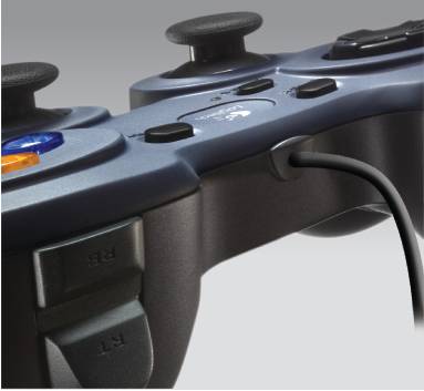 En grå, kabelansluten videospelskontroll med flera knappar och två styrspak, sedd från sidan med axelknapparna synliga.