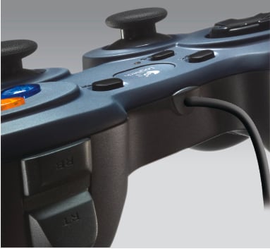 En grå, kabelansluten videospelskontroll med flera knappar och två styrspak, sedd från sidan med axelknapparna synliga.