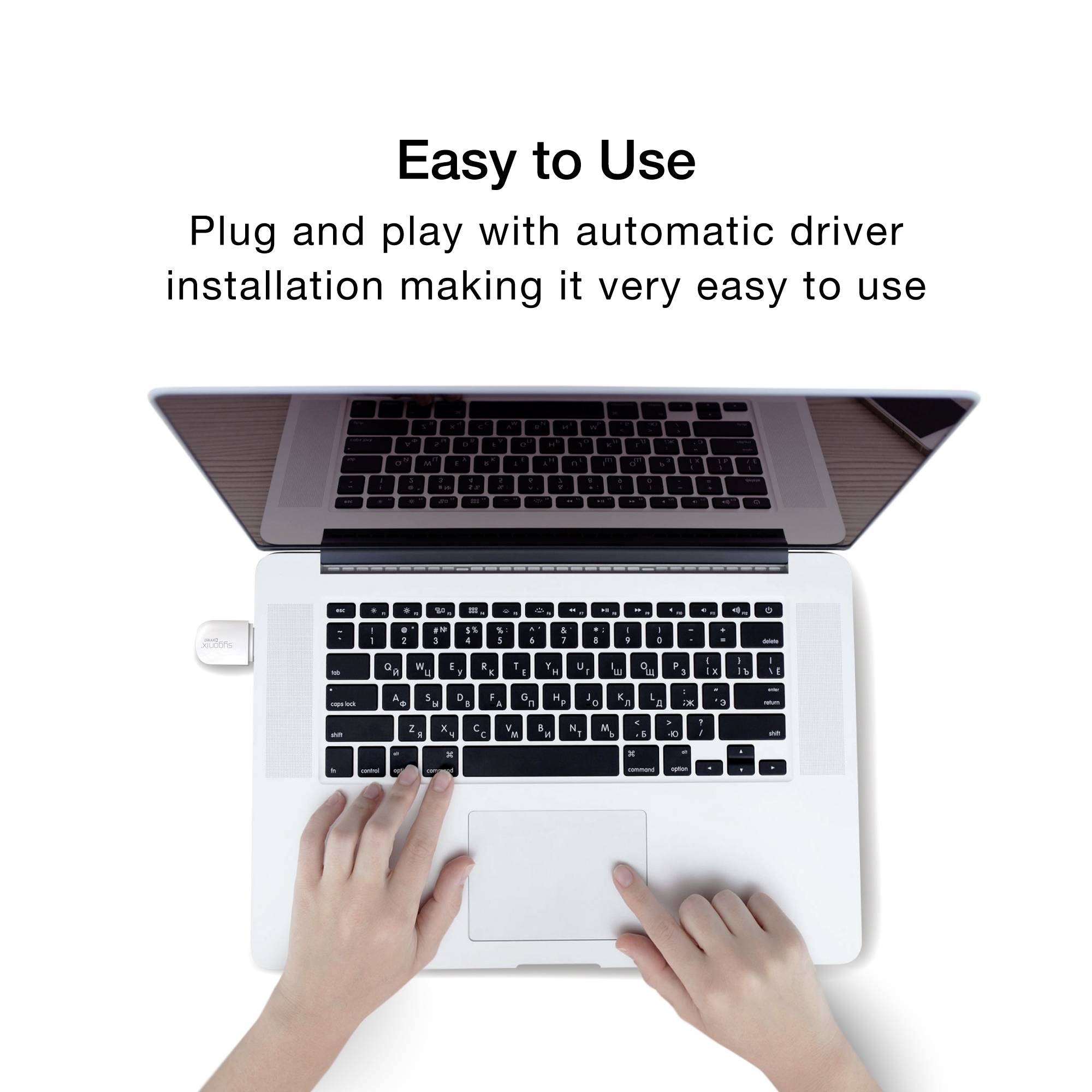 Hand stoppar in USB-minne i bärbar dator, med text 'Enkelt att använda. Plug and play med automatisk driverinstallation som gör den mycket lätt att använda'.