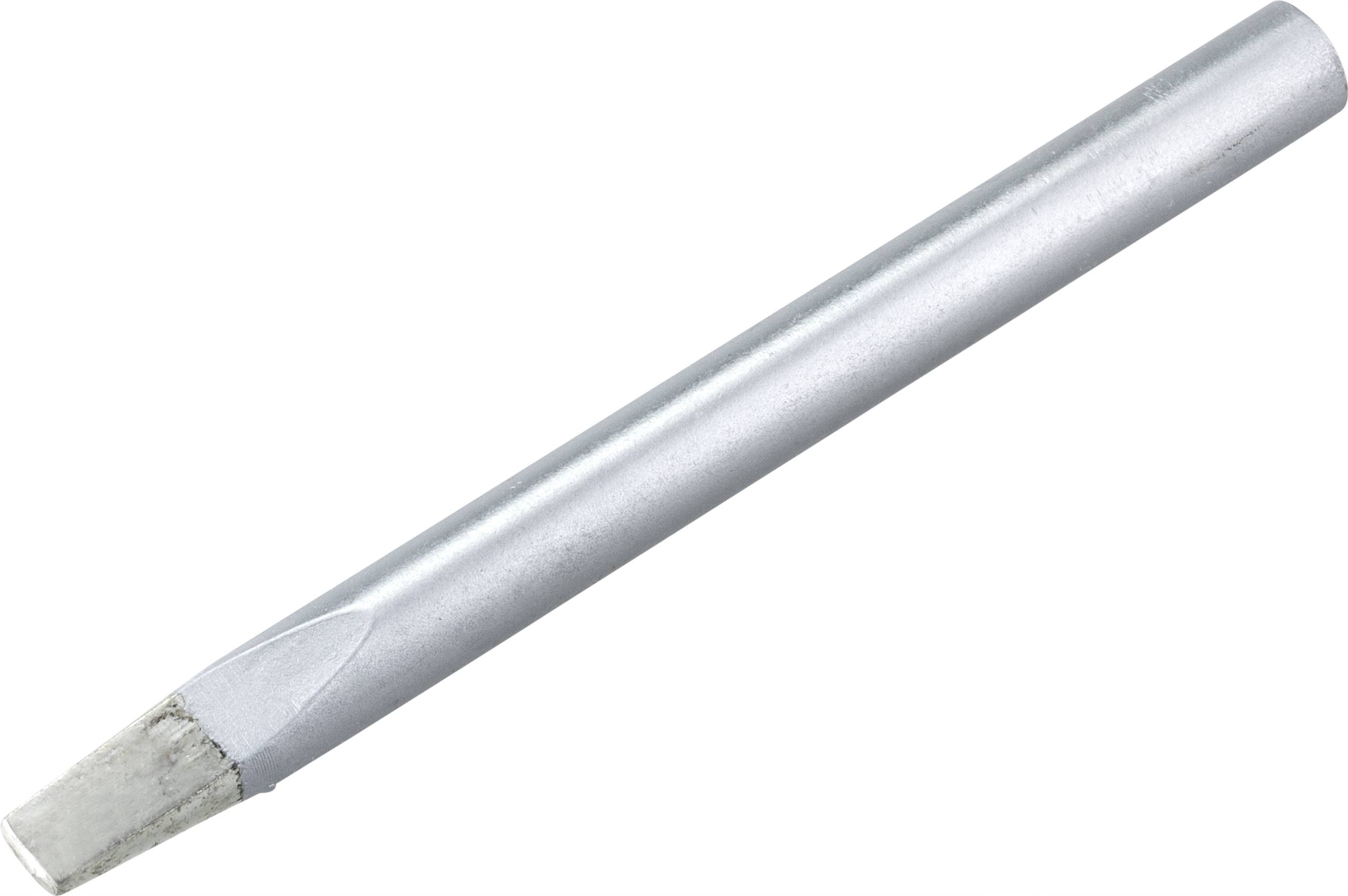 En metallmejsel med platt spets, något vinklad. Lämplig för bearbetning av material som sten eller metall.