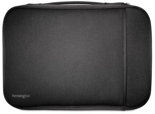 En svart laptopväska med dragkedja och bärhandtag. Varumärket 'Kensington' i nedre vänstra hörnet på väskan.