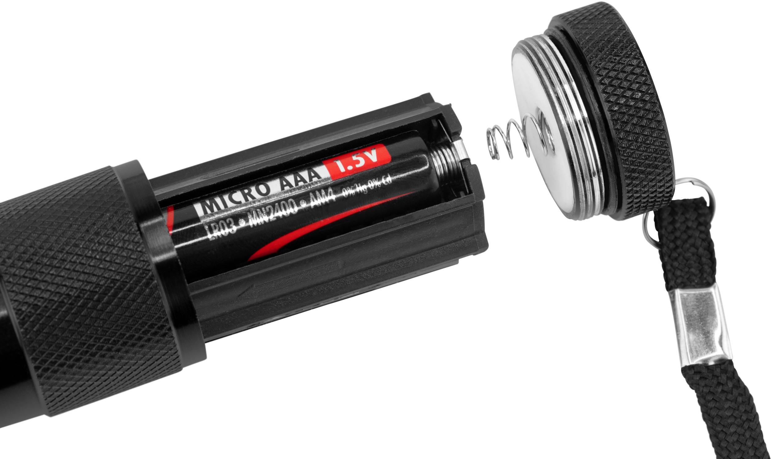 Svart ficklampa öppnad, visar ett isatt 'Micro AAA 1.5V'-batteri. Batteriluckan med fjäder har tagits bort.