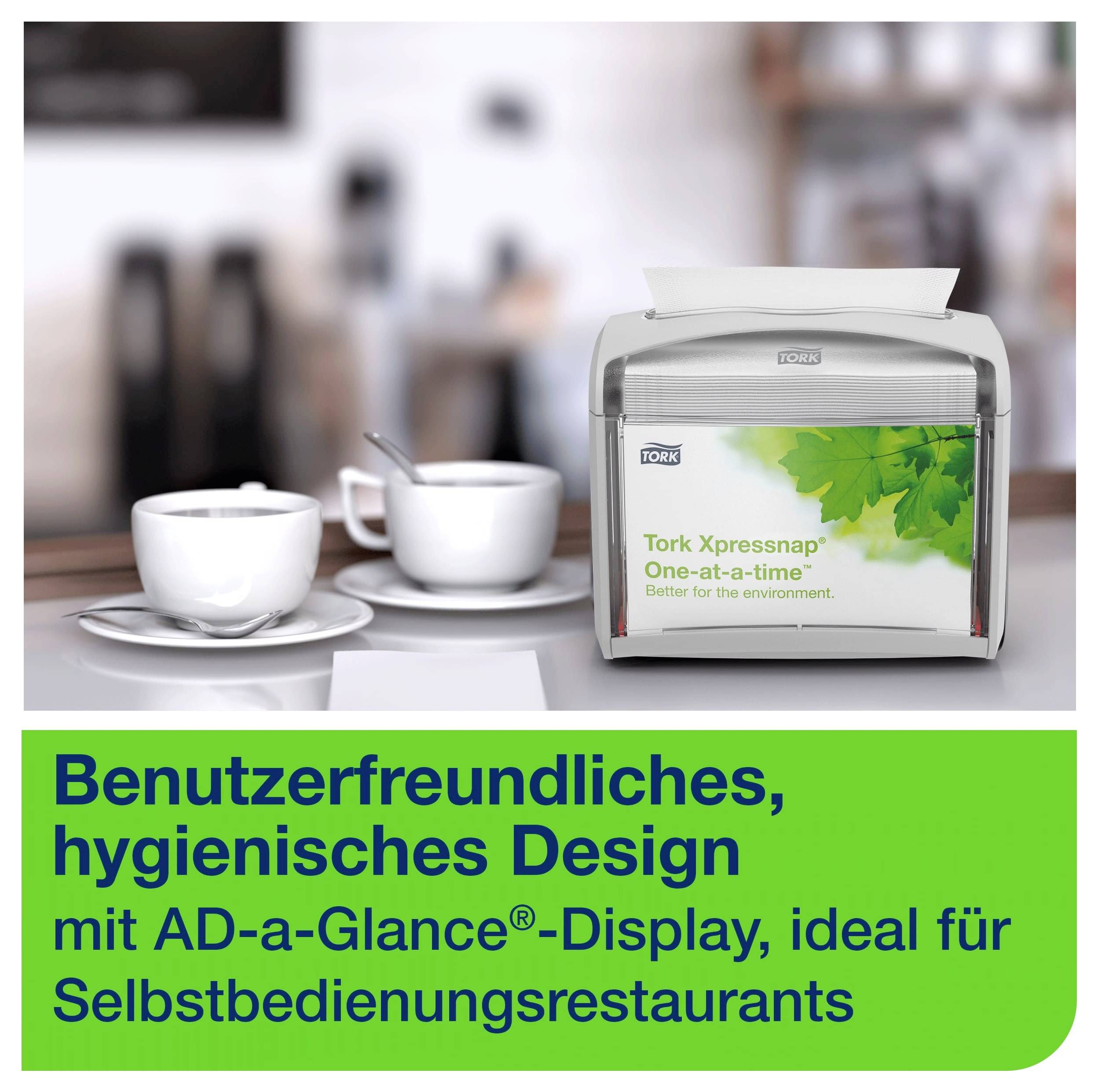 Werbevisning för Tork Xpressnap på bordet med servettlåda och koppar; Text: 'Användarvänlig, hygienisk design med AD-at-a-Glance-display, ideal för självserveringsrestauranger'.