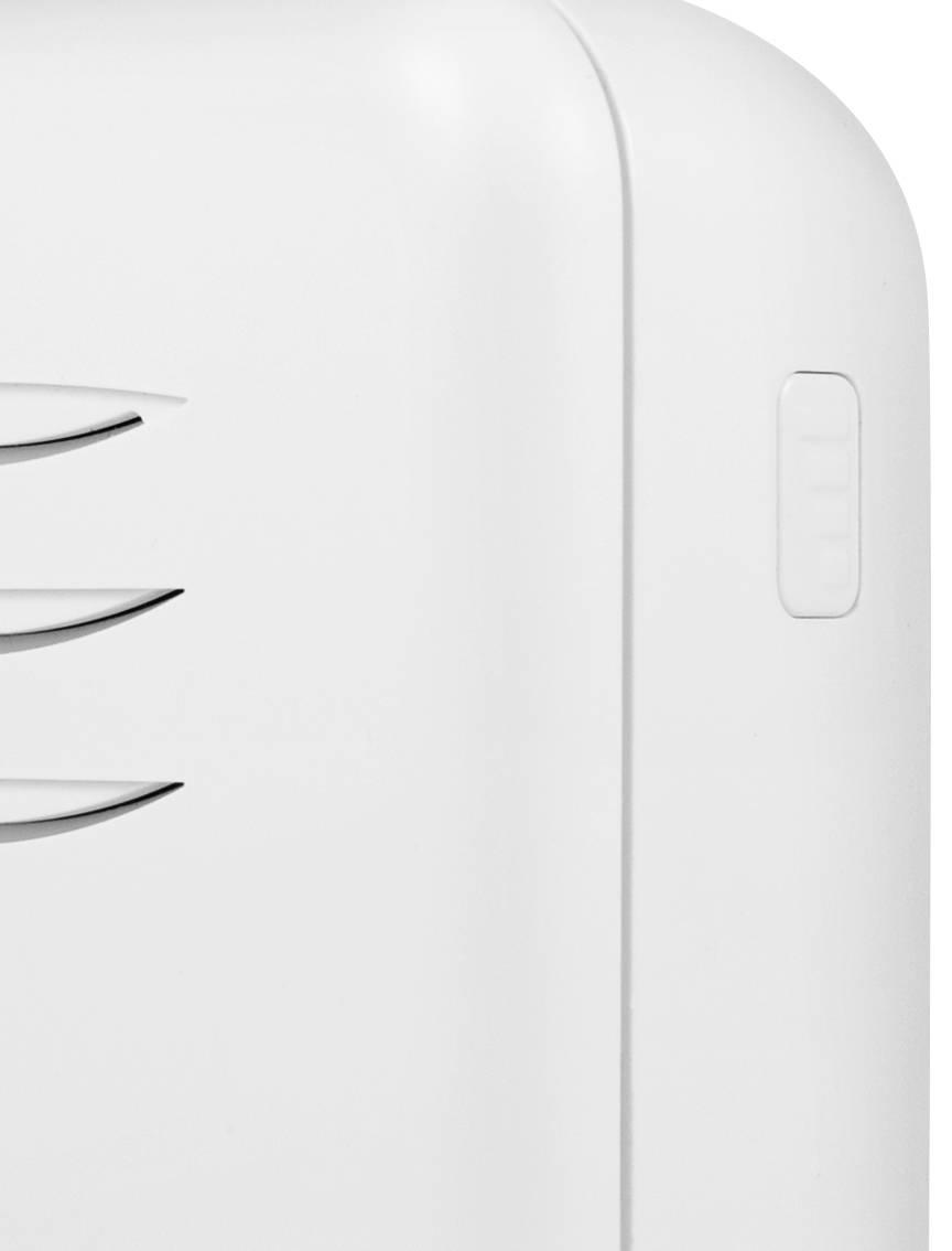 Vitt, modernt kylskåpsdetalj i hörn med ventilationsspringa och en rektangulär knapp vid sidan.