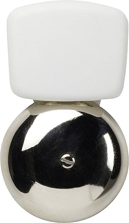 Ett vitt kvadratiskt handtag sitter ovanför en blank, silvergrå, cirkelformad bas med ett präglat 'S' i mitten.