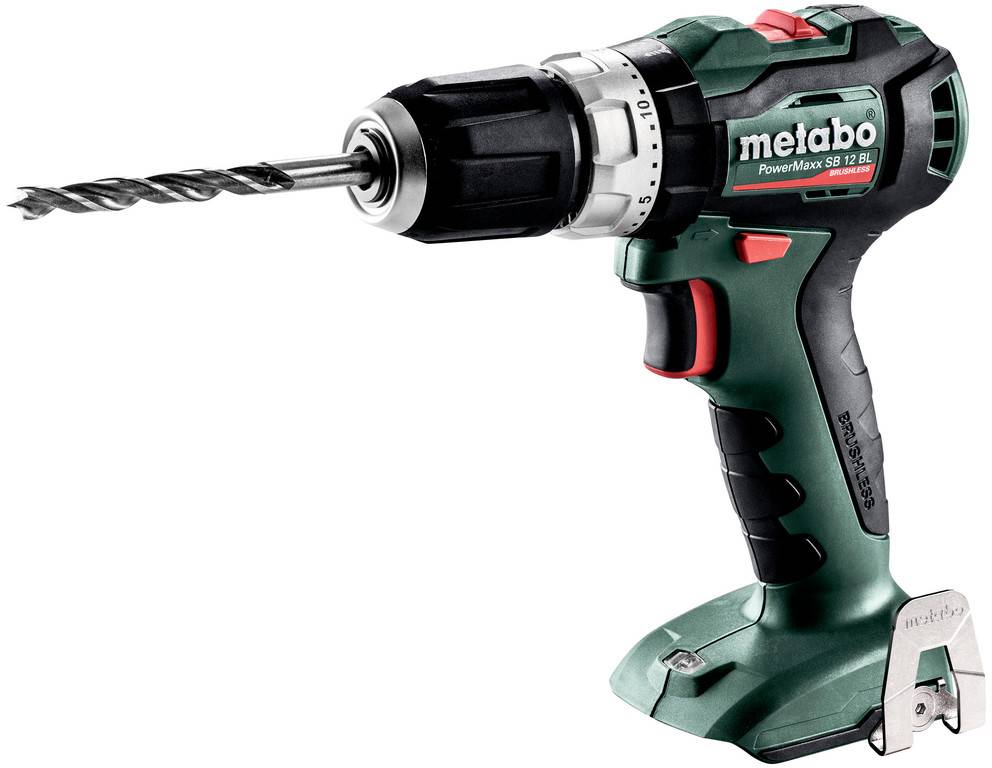 Trådlös Metabo PowerMaxx BS 12-borrmaskin med borrbits monterad, visad på vit bakgrund.