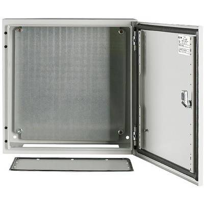 Metallskåp med öppen dörr som visar interiören och borttagen frontpanel. Lämplig för förvaring av elektriska komponenter.
