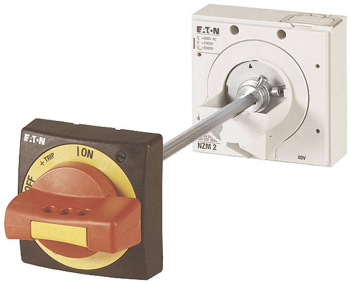 En frånkopplad omkopplare från Eaton. Manöverhandtaget är rött och gult. Förbunden via en metallstång till ett vitt hölje.