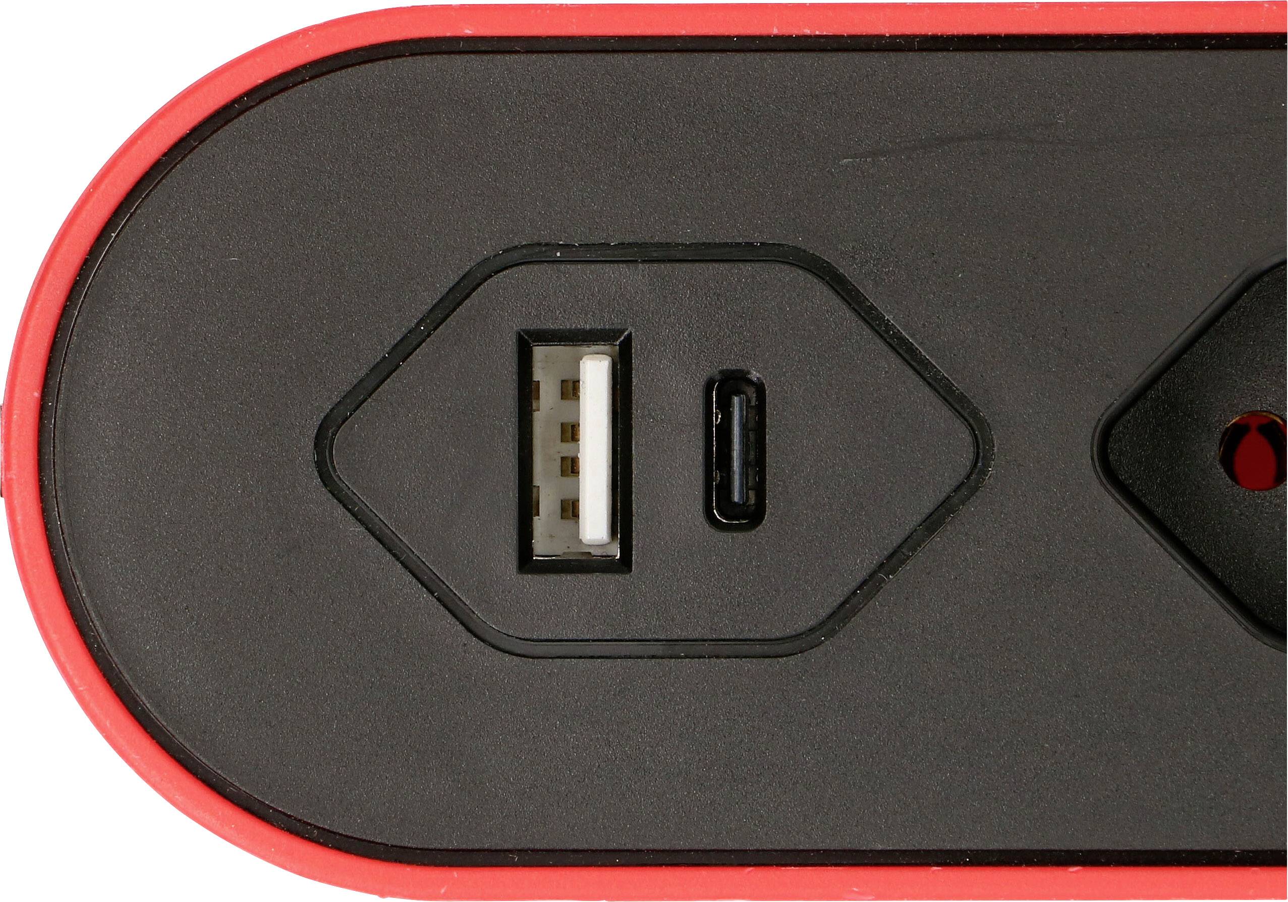 En närbild av en USB-port och en USB-C-port på en svart bakgrund med röda accenter.
