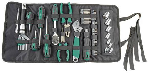 Verktygssats med skruvmejslar, skiftnycklar, tänger och bits i en svart rullväska med gröna handtag.