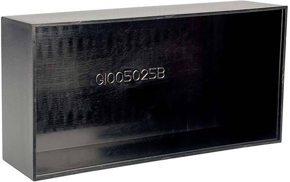 Svart rektangulär plastlåda med inpräglat serienummer 'GI005025B' på insidan.