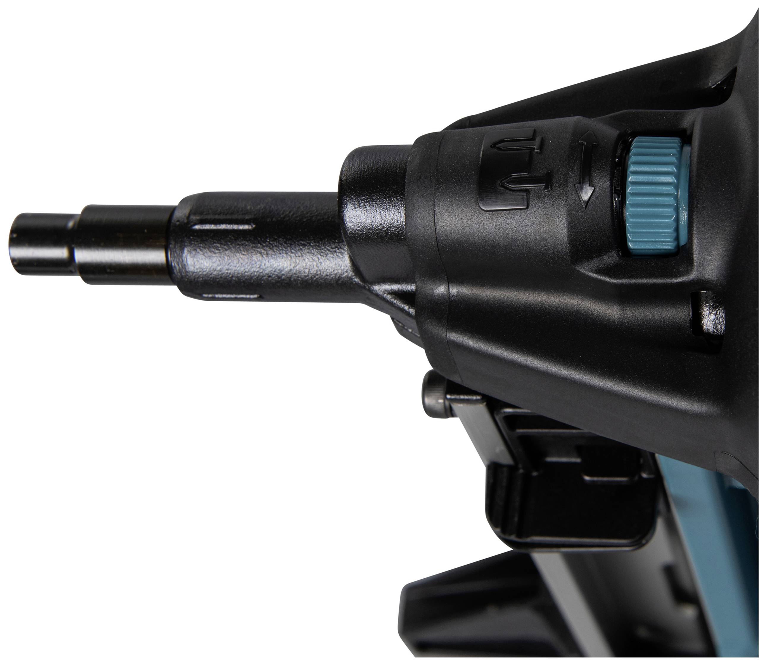 Närbild av ett elverktyg med ett blått inställningshjul, möjligen en spikpistol eller häftpistol.
