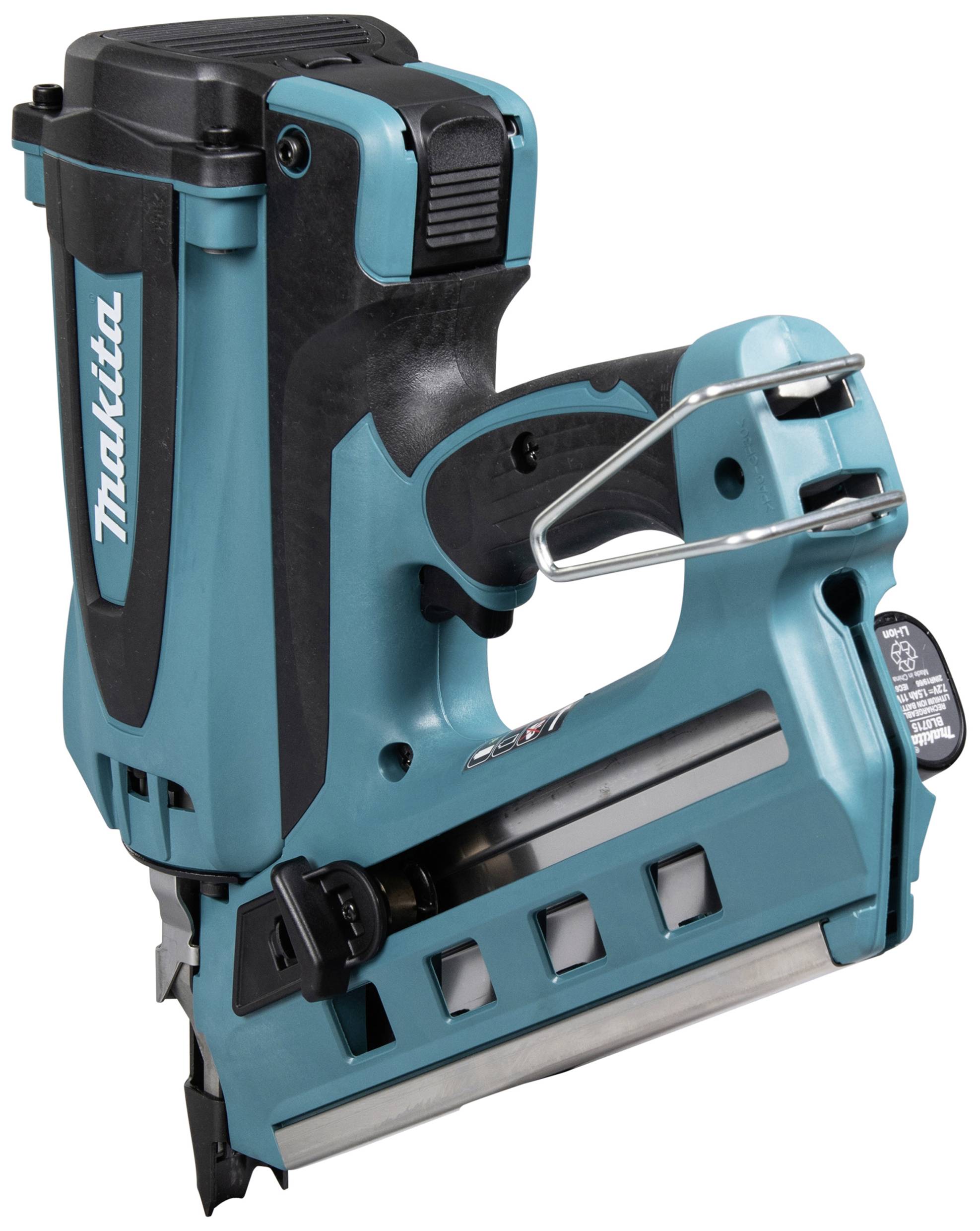 En sladdlös spikpistol i blått och svart. Makita-logotyp på sidan. Avsedd för träkonstruktioner, utrustad med ett ergonomiskt handtag och ett magasinsfack.