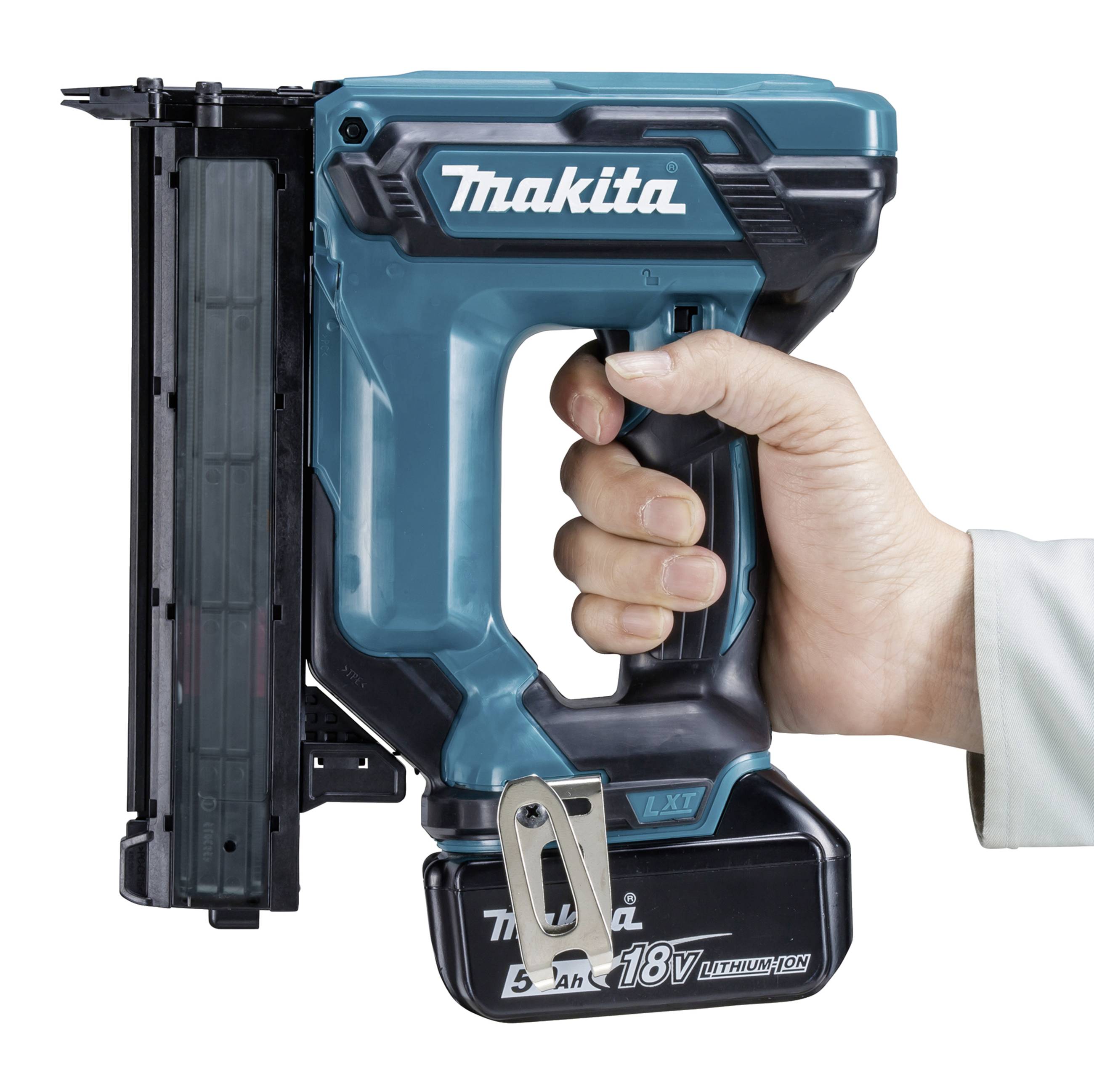En hand håller en sladdlös blå spikpistol från märket Makita. Spikpistolen har en svart bas och används för byggnadsarbeten.
