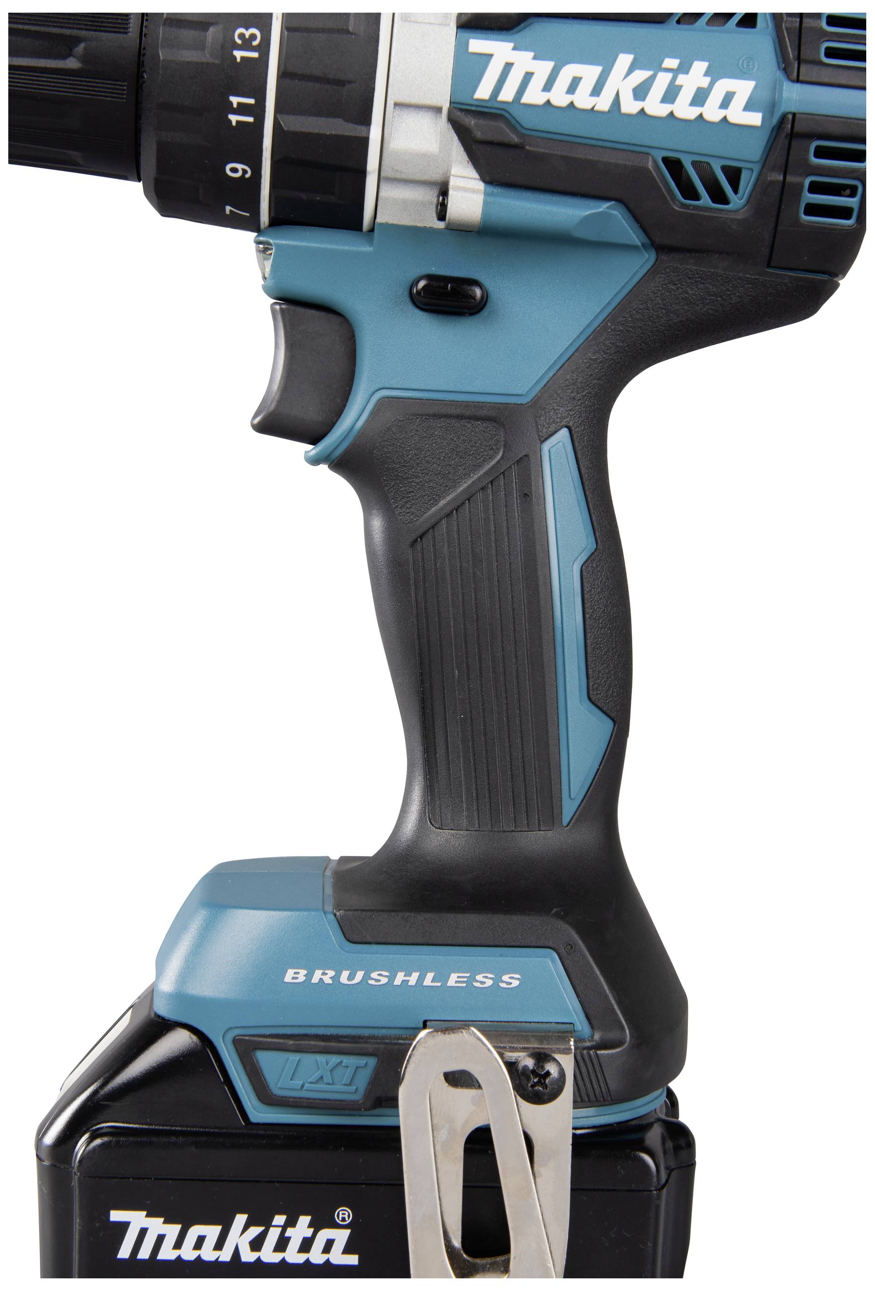 Batteridriven skruvdragare i närbild, sidvy med 'Makita'-logotyp. Enheten visar ett ergonomiskt design och har ett svart-blått handtag.