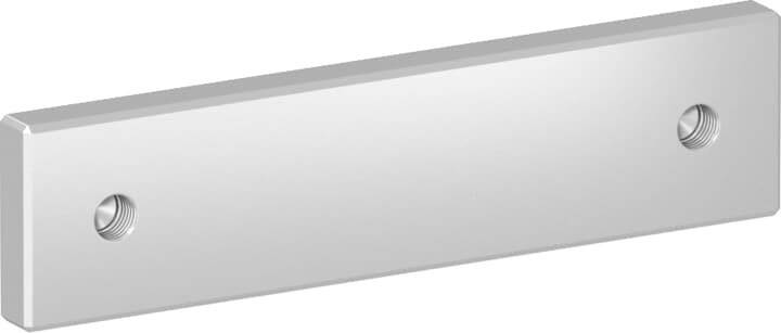 Rektangulärt metallplåt med två fästhål i ändarna.