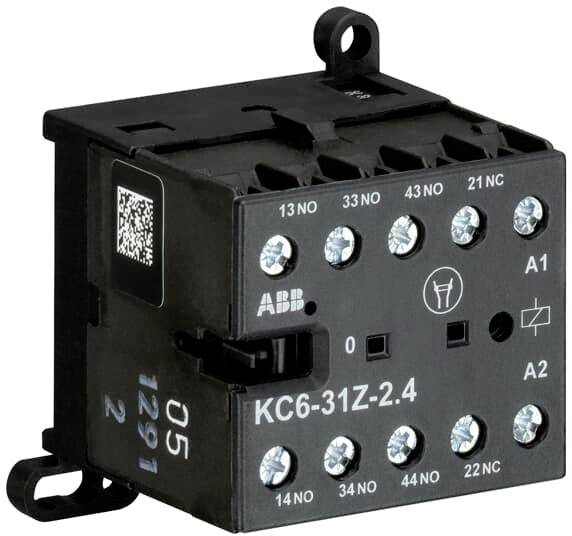 Svart elektrisk kontaktor med flera skruvkontakter och en QR-kod-etikett på sidan, modell KC6-31Z-2.4.