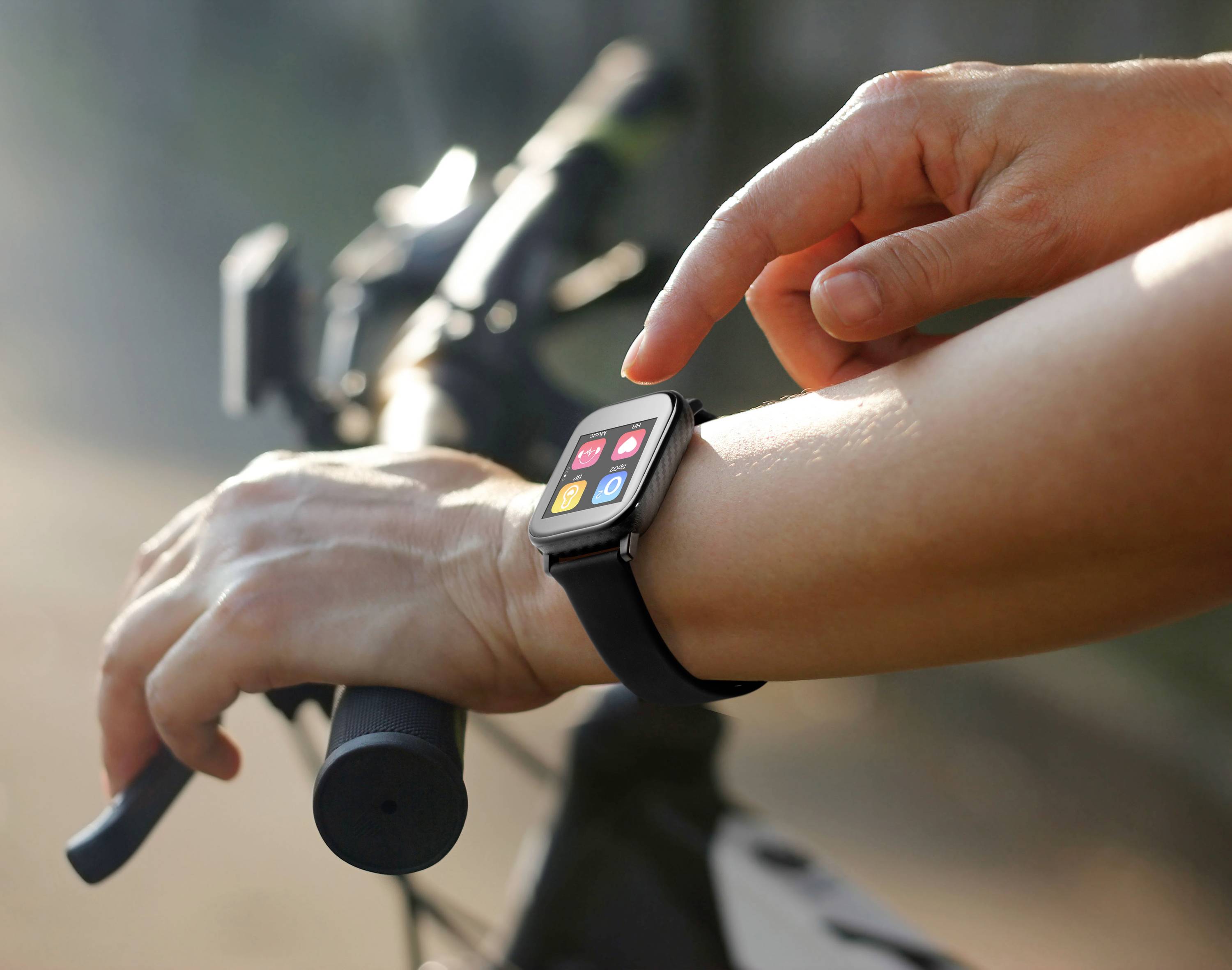 En person kontrollerar en smartwatch under cykling. Klockan visar färgglada appar.