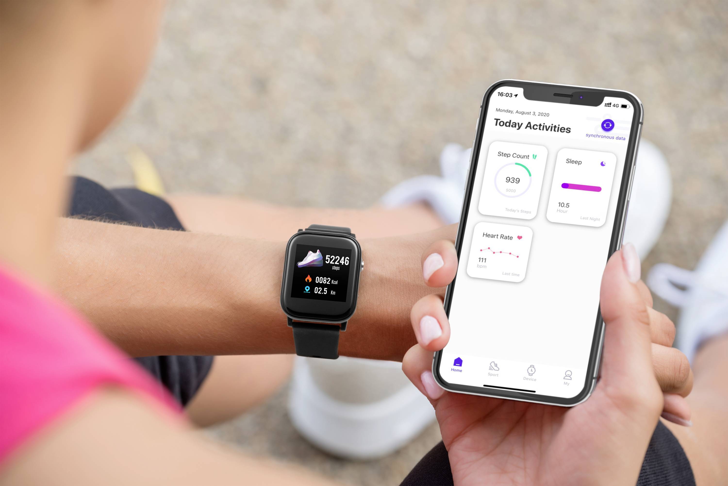 En person kontrollerar träningsdata på smartwatch och smartphone. Smartwatchen visar antal steg, smartphonen visar ytterligare aktivitetsdata.