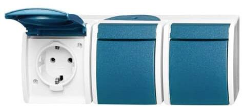 En vägguttag med två stängda gröna kåpor och en öppen med synlig uttags anslutning.