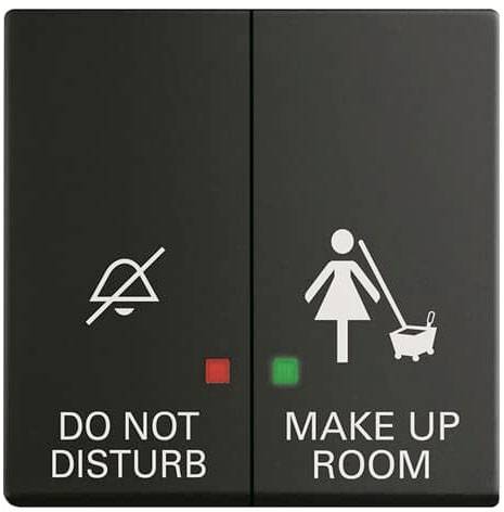 Vänster switch med symbol och text 'STÖR EJ', rött ljus. Höger switch med symbol och text 'STÄDA RUM', grönt ljus.