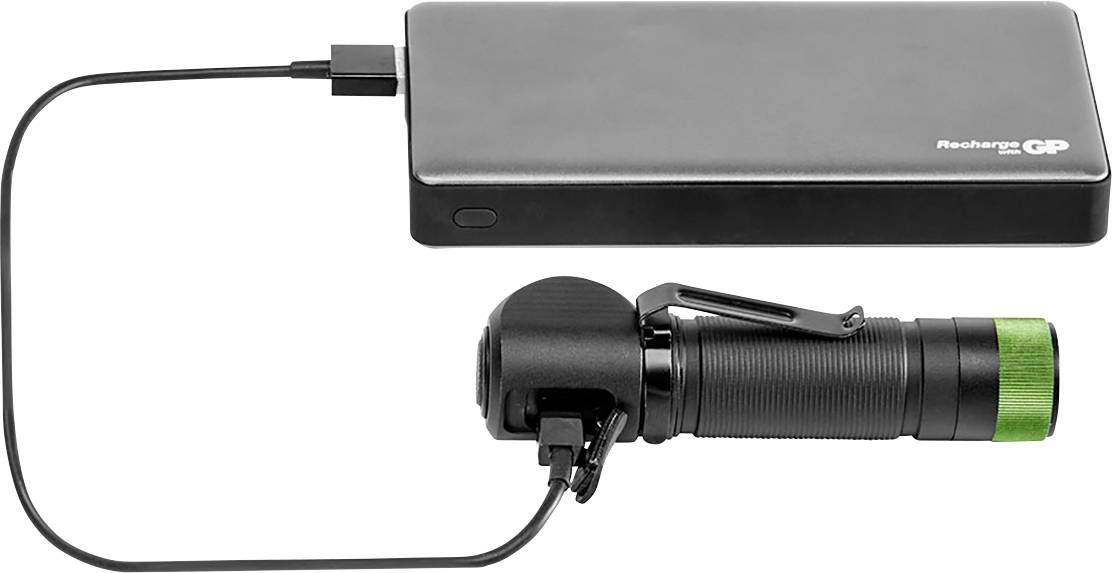 Bärbar powerbank ansluter sig till en ficklampa för laddning. Ficklampan har ett svart hölje och gröna accenter.
